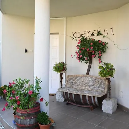 Borbarat Vendeghaz * Eger