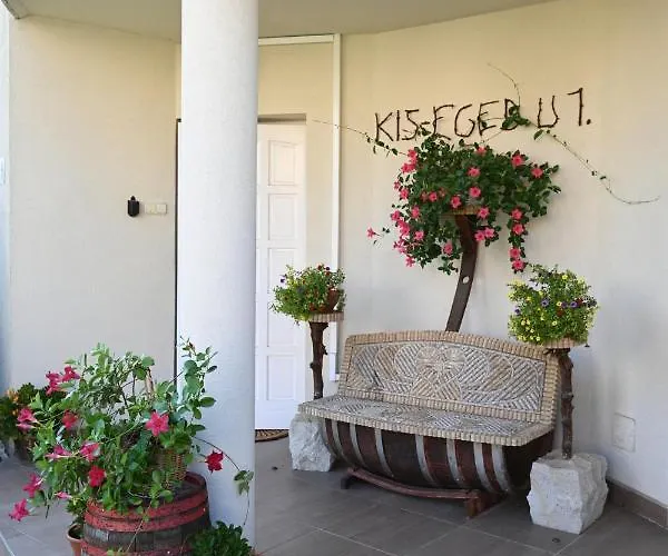 Borbarat Vendeghaz * Еґер